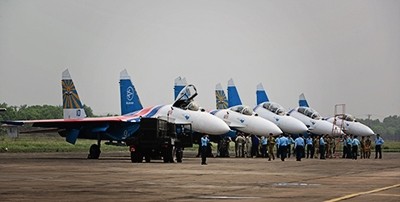 Đây là lần thứ hai trong vòng hơn chục ngày phi đội Su-27 "Hiệp sĩ Nga" dừng chân ở Nội Bài để tiếp nhiên liệu trước và sau chuyến biểu diễn ở Malaysia.